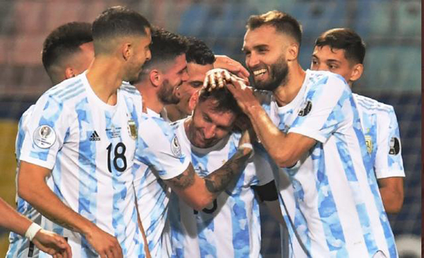 Argentina derrota a Uruguay con Messi desde el banquillo